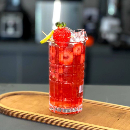 نوشیدنی توت فرنگی، لاویه لانژ، بام بوکان، تهران، lavie lounge and bar